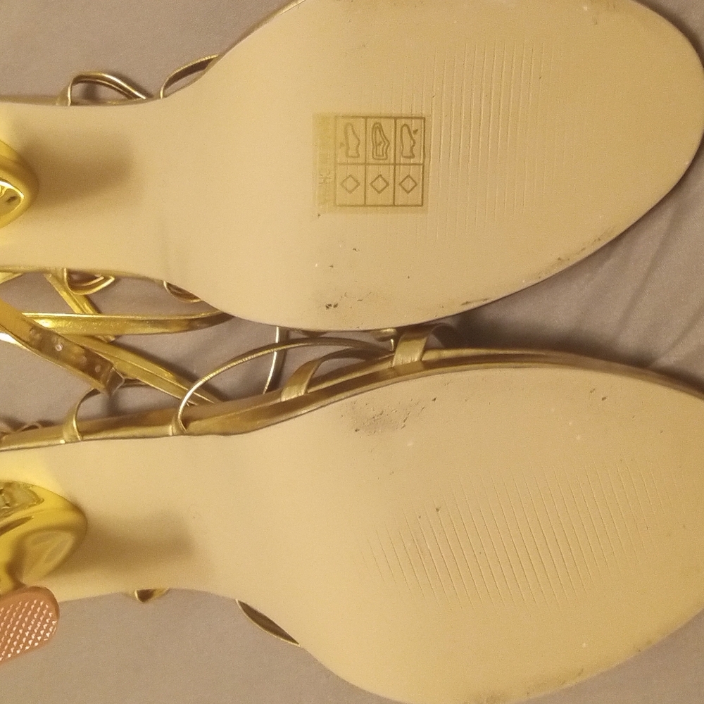 Gold heels - Picture 3 of 3